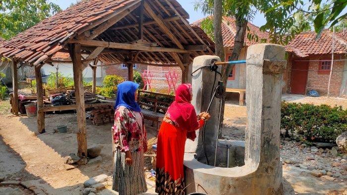 Warga mengambil air di sumur yang jauhnya bisa sampai satu kilometer akibat musim kemarau berkepanjangan di Desa Seuseupan, Kecamatan Karangsembung, Kabupaten Cirebon.