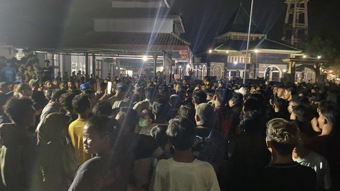 UNJUK RASA - Warga Desa Amis, Kecamatan Cikedung, Indramayu, saat melakukan aksi unjuk rasa di Kantor Polsek Cikedung, Rabu (9/4/2025) malam. Mereka kecewa polisi melepas terduga pencuri yang mereka tangkap.