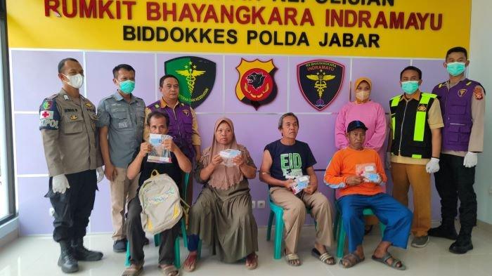Warga yang diduga keluarga dari mayat tanpa kepala yang ditemukan di Lampung menjalani tes DNA di RS Bhayangkara Indramayu, Selasa (19/9/2023).