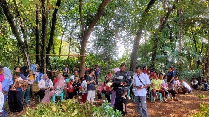 Ratusan warga Desa Kepongpongan, Kecamatan Talun, Kabupaten Cirebon sudah memenuhi halaman rumah Pegi Setiawan untuk menyambut kepulangannya setelah dinyatakan bebas oleh hakim tunggal Eman Sulaeman di Pengadilan Negeri Bandung pada Senin (8/7/2024) dalam sidang praperadilan.