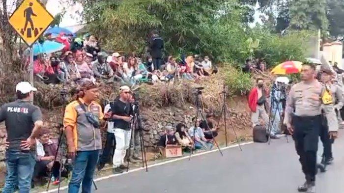 Warga antusias menyaksikan prarekonstruksi kasus Subang di Jalancagak, Kabupaten Subang, pada Kamis (2/11/2023)