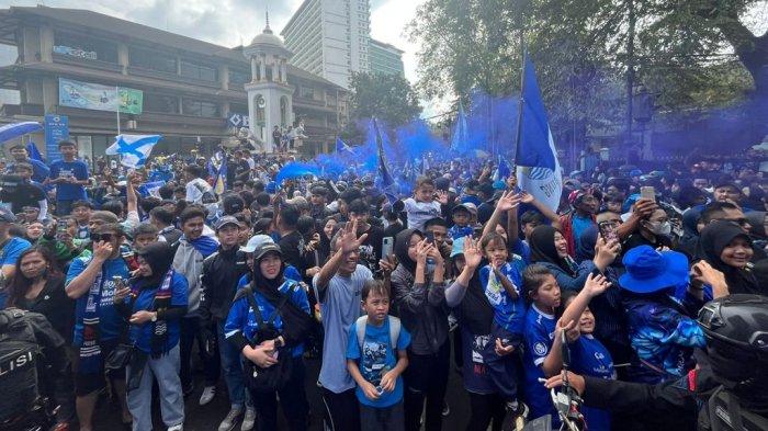 Warga dan Bobotoh meyambut PERSIB pada acara konvoi dari Balai Kota Bandung hingga Gedung Sate, Minggu, 25 Mei 2025.