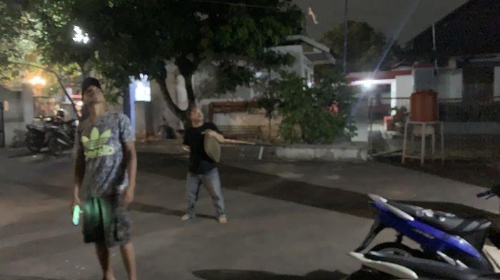 Warga di Kelurahan Pamoyanan, Kecamatan Cianjur, Kabupaten Cianjur, keluar rumah saat terjadi guncangan gempa bumi, Kamis (19/10/2023) malam.