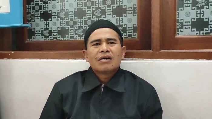 BERI KETERANGAN - Wawan Ahmad Muzaki (51) ketika memberikan keterangan soal kejadian yang menimpa dua rekannya tertimbun longsor saat bertani di Blok Ciniwung, Tenjowaringin, Salawu, Kabupaten Tasikmalaya, Minggu (29/6/2025). Ahmad merupakan satu dari dua korban selamat.
