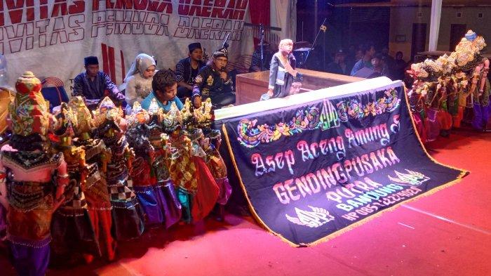 Penampilan wayang golek Balad Si Cepot dari Sanggar Gending Pusaka bersama dalang Ki Asep Acep Amung S di acara pentas seni Kreativitas Pemuda Daerah Gebyar Cijotang RW 08 dalam rangka peringatan Hari Sumpah Pemuda.