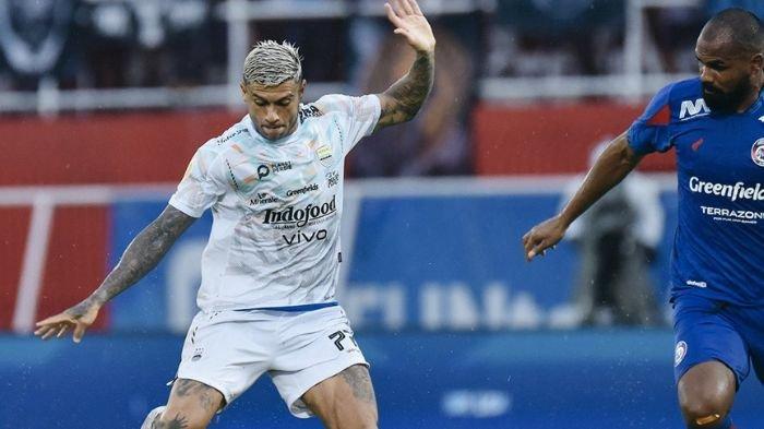 Winger Persib Bandung Ciro Alves saat berhadapan dengan Arema FC pada pekan ke-20 Liga 1 2024/2025 di Stadion Soepriadi Kota Blitar, Jumat (24/1/2025).