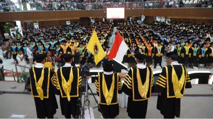 Upacara Wisuda Periode III Tahun 2024 Universitas Kristen Satya Wacana (UKSW), Kamis (25/07/2024). Dalam wisuda kali ini Rektor UKSW Prof. Dr. Intiyas Utami, S.E., M.Si., Ak., hadir melepas 694 winisuda dari Program Sarjana, Magister, dan Doktor.