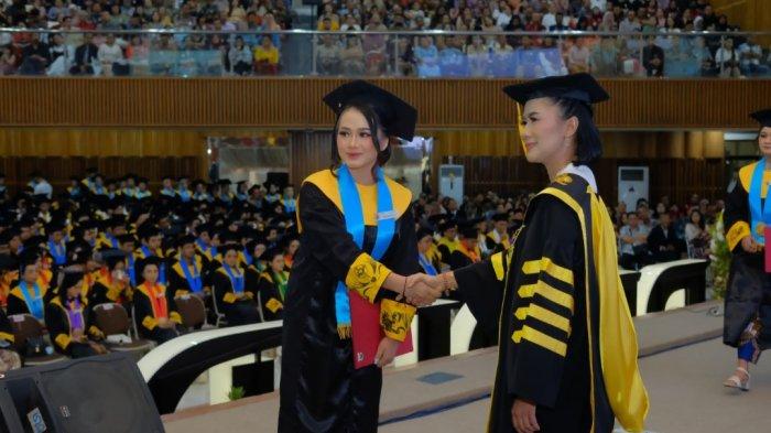 Upacara Wisuda Periode III Tahun 2024 Universitas Kristen Satya Wacana (UKSW), Kamis (25/07/2024). Dalam wisuda kali ini Rektor UKSW Prof. Dr. Intiyas Utami, S.E., M.Si., Ak., hadir melepas 694 winisuda dari Program Sarjana, Magister, dan Doktor.