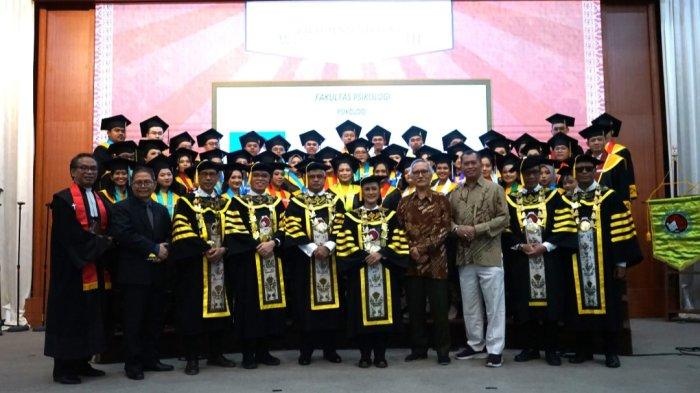 Upacara Wisuda Periode III Tahun 2024 Universitas Kristen Satya Wacana (UKSW), Kamis (25/07/2024). Dalam wisuda kali ini Rektor UKSW Prof. Dr. Intiyas Utami, S.E., M.Si., Ak., hadir melepas 694 winisuda dari Program Sarjana, Magister, dan Doktor.