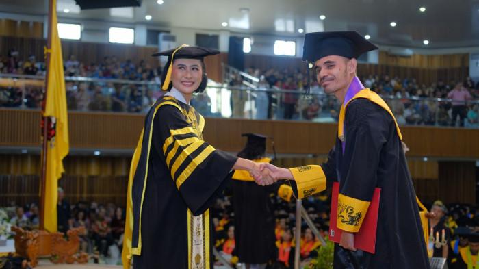 WISUDA UKSW - Bersamaan dengan Hari Ulang Tahun (HUT) ke 1.275 Kota Salatiga, Universitas Kristen Satya Wacana (UKSW) langsungkan prosesi khidmat Upacara Wisuda Periode III Tahun 2025 di Balairung Universitas pada Kamis (24/07/2025).