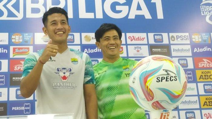 Asisten pelatih Persib, Yaya Sunarya bersama dengan bek sayap kanan Persib, I Putu Gede Juni Antara usai melaksanakan konferensi pers pra pertandingan Persib Bandung vs Bali United di Stadion GBLA Kota Bandung, Rabu (2/8/2023).
