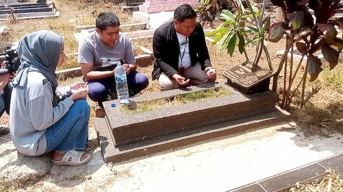 Yoris didampingi istri dan pengacara melakukan ziarah ke makam korban perampasan nyawa kasus Subang yang adala ibu dan adiknya, Tuti Suhartini dan Amalia Mustika Ratu.