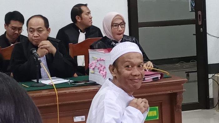 Yosep Hidayat, terdakwa kasus Subang mengikuti sidang perdana perkara Kasus Pembunuhan Ibu dan Anak di Jalancagak yang digelar di PN Subang, Kamis (28/3/2024).