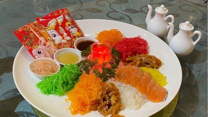 Sajian Yu Sheng tampak berwarna-warni berisi aneka bahan makanan seperti ikan salmon, sayuran memanjang dibentuk seperti mi yang disajikan di Harris Hotel Festival Citylink.
