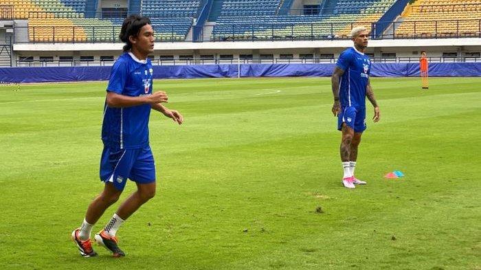 Zalnando (kiri) saat menjalani latihan perdana bersama Persib Bandung di Stadion Gelora Bandung Lautan Api, Kota Bandung, Jumat (3/1/2024). Zalnando sebelumnya dipinjamkan ke PSIS Semarang.
