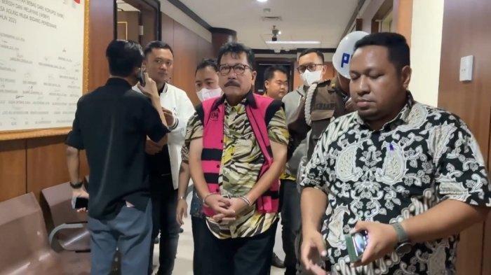 Zarof Ricar, mantan pejabat Mahkamah Agung, digiring petugas Kejaksaan Agung menuju mobil tahanan setelah jalani pemeriksaan kasus pemufakatan suap kasasi Ronald Tannur di Gedung Kejagung RI, Jakarta, Jum'at (25/10/2024).