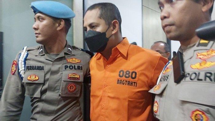 TAMPANG AKBP FAJAR - AKBP Fajar eks Kapolres Ngada dalam konferensi pers, Kamis (13/3/2025). AKBP Fajar menyebarkan konten asusila yang dibuatnya terhadap korban anak di bawah umur ke dark web.
