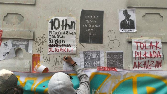 Seruan poster dalam aksi demo menolak revisi Undang-Undang Pilkada berlangsung di depan Gedung DPRD Jawa Barat, Kota Bandung, Kamis (22/8/2024).