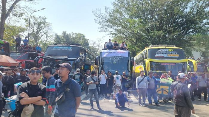 DEMO PENGUSAHA PARIWISATA - Sejumlah sopir, kernet bus dan pelaku usaha pariwisata di Jawa Barat, melakukan aksi unjuk rasa di halaman Gedung Sate, Kota Bandung, Senin (21/7/2025).