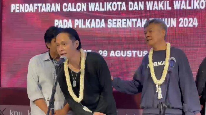 Alam Alatas-Ahmad Dimyati saat mendaftar ke KPU Kota Banjar dari Jalur independen, Rabu (28/8/2024). Alam Mbah Dukun maju sebagai wakil Wali Kota Banjar bersama Ahmad Dimyati.