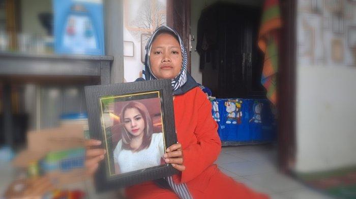 Kakak amarhumah Dini, Ruli Diana Puspitasari (35) di rumahnya dirumahnya di Kampung Gunungguruh Girang, RT 14/RW 04, Desa Babakan, Kecamatan Cisaat, Kabupaten Sukabumi, Kamis (25/07/2024).