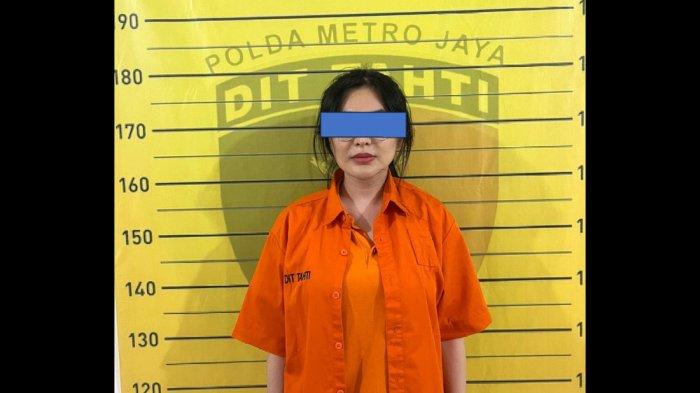 Selebgram Angela Lee ditangkap jajaran Subdit Jatanras Ditreskrimum Polda Metro Jaya terkait kasus penipuan jual beli tas mewah, Kamis (15/8/2024). (Dok Polda Metro Jaya).