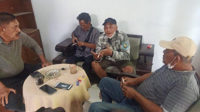 Kader senior Partai Demokrat (PD) Kabupaten Cirebon menggelar pertemuan untuk membahas kadernya yang juga anggota DPRD Kabupaten Cirebon berinisial MJ diduga melakukan tindakan pelecehan kepada wanita berinisial II (27)