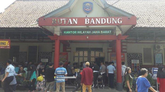 Antrean pengunjung pada hari kedua Lebaran 2019 di Rutan Kelas I Bandung atau Rutan Kebonwaru, Kamis (6/6/2019).