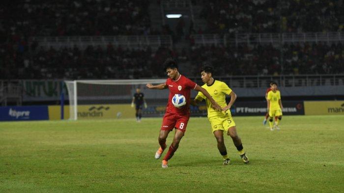Pemain Timnas Indonesia U-19 Arkhan Kaka saat menghadapi Malaysia di semifinal Piala AFF U-19 2024 di Stadion Gelora Bung Tomo, Surabaya, Sabtu 27 Juli 2024.