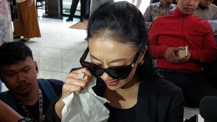Artis Asri Welas ketika tiba di Pengadilan Agama Depok untuk sidang cerai dengan Galiech Ridha Rahardja, Depok Jawa Barat, Selasa (3/12/2024). Asri Welas menangisi perceraiannya dengan Galiech.