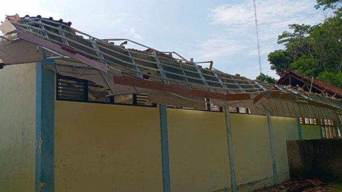 Dua ruang kelas di SMPN 2 Greged, Kecamatan Greged, Kabupaten Cirebon ambruk saat kegiatan belajar mengajar berlangsung, Jumat (12/1/2024) sekira pukul 09.00 WIB, sejumlah siswa terluka.
