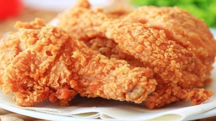 Meletakkan gorengan di atas piring,akan membuat gorengan jadi tak renyah lagi.
