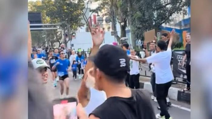 BAGI-BAGI BIR -- Gelaran event lari skala nasional “Pocari Sweat Run 2025” yang digelar di Kota Bandung pada 19–20 Juli 2025 berubah menjadi sorotan tajam setelah beredar video aksi komunitas lari yang membagikan bir gratis kepada peserta di lokasi acara.