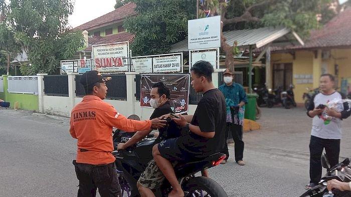 Masker gratis dibagikan untuk warga yang terdampak asap kebakaran TPA Kopi Luhur, Kelurahan Argasunya, Kecamatan Harjamukti, Kota Cirebon, Senin (11/9/2023)