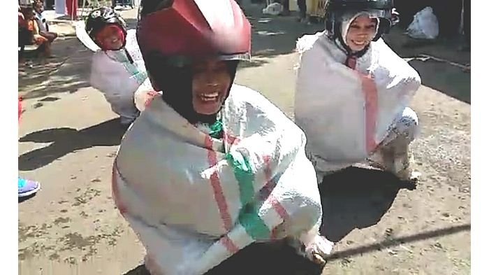 Gelak tawa mewarnai lomba balap karung unik yang diikuti sejumlah ibu rumah tangga di Jalan Argasari, Kecamatan Cihideung, Kota Tasikmalaya, Minggu (19/8/2018).