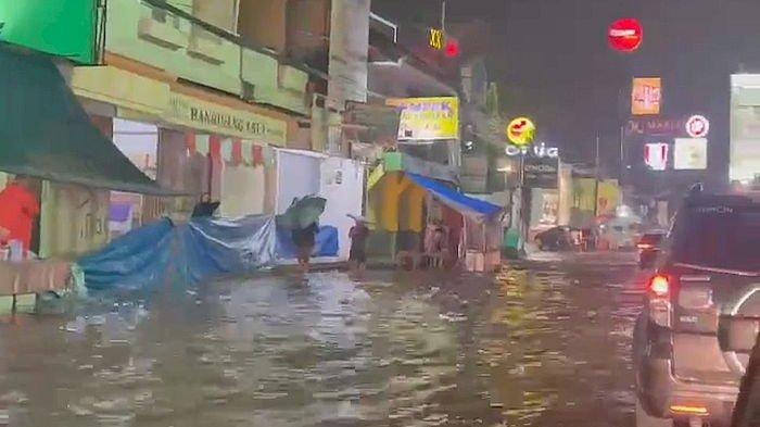 Banjir melanda Kota Tasikmalaya, Kamis (11/4/2024). Kawasan Argasari dan Cieunteung bukan saja banjir, namun juga mati listrik