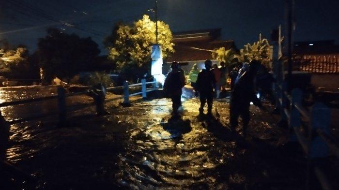 Suasana malam permukiman Kampumg Lamajamg, Desa Citeureup, Kecamatan Dayeuhkolot, Kabupaten Bandung, Kamis (11/1/2024) yang masih terendam banjir.