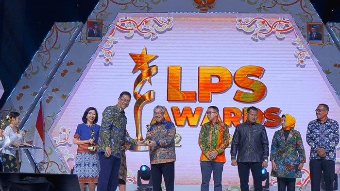 bank bjb kembali meraih prestasi gemilang yang membanggakan. Kali ini, bank bjb dinobatkan sebagai salah satu pemenang LPS Award 2023 oleh Lembaga Penjamin Simpanan (LPS) dalam 2 kategori yaitu Kategori Bank Teraktif dan Terinovatif Dalam Sosialisasi Program Penjaminan Simpanan Kelompok Bank Umum Kelompok KBMI 2 dan Kategori Bank Teraktif Dalam Kegiatan Literasi Keuangan Kelompok KBMI 2.