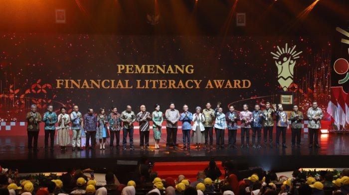 Sebagai bentuk apresiasi atas dedikasi dan konsistensi dalam mendukung literasi keuangan, bank bjb meraih dua penghargaan dalam ajang Financial Literacy Award 2024 yang diselenggarakan oleh Otoritas Jasa Keuangan (OJK). Penghargaan ini diterima langsung oleh Direktur Utama bank bjb, Yuddy Renaldi, dalam acara Pencanangan Gerakan Nasional Cerdas Keuangan (GENCARKAN) yang digelar di Jiexpo Convention Centre and Theatre, Jakarta, pada 22 Agustus 2024.