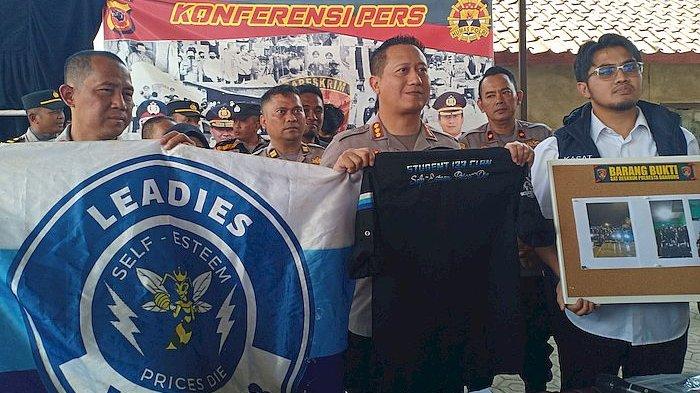 Kapolresta Bandung, Kombes Pol Kusworo Wibowo bersama jajarannya memperlihatkan barang bukti yang digunakan geng motor, Selasa (12/9/2023)