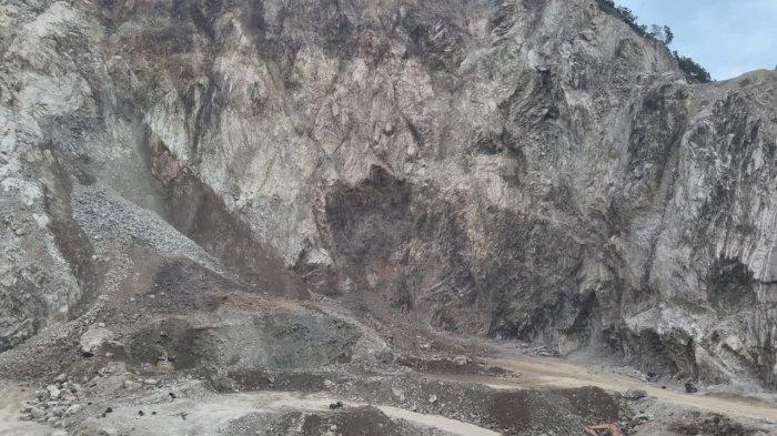 BATU RAKSASA - Memasuki hari ketiga pencarian korban longsor di kawasan tambang Gunung Kuda, Desa Cipanas, Kecamatan Dukupuntang, Kabupaten Cirebon, Minggu (1/6/2025), Tim SAR gabungan memfokuskan pencarian pada satu titik utama di bawah bongkahan batu besar yang diduga menjadi tempat pekerja tambang berlindung saat bencana terjadi.