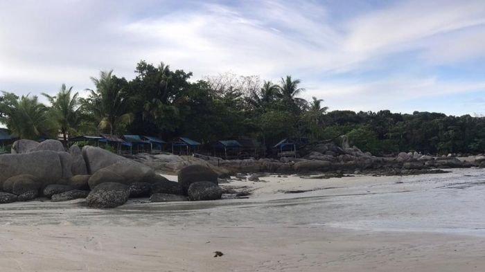 Bebatuan granit pantai Trikora