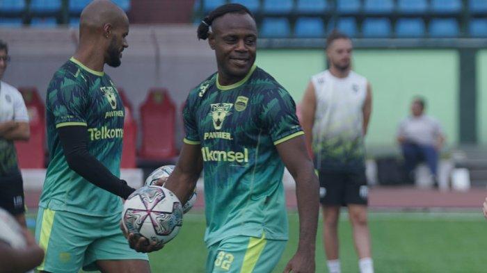 Bek Persib Victor Igbonefo sedang berlatih menjelang melawan Madura United, Rabu (18/1/2023). PERSIB.co.id/Amandeep Rohimah