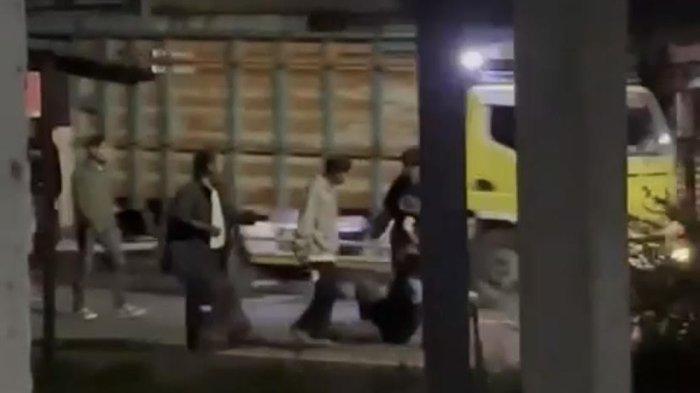 Dua kelompok pemuda terlibat aksi tawuran di Jalan Raya Cibeber, Kecamatan Cilaku, Kabupaten Cianjur, akibatnya satu orang tewas dan empat orang lainya luka - luka akibat luka bacok di bagian kepala, Minggu (15/12/2024)