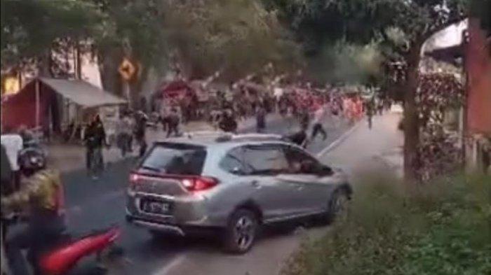 Dua kelompok ormas terlibat bentrokan di Jalan Raya Bandung, Kecamatan Ciranjang, Kabupaten Cianjur, Jumat (30/8/2024).