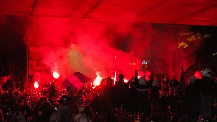 Lalu lintas di pusat Kota Bandung sempat lumpuh setelah Persib Bandung mengalahkan Persija Jakarta dengan skor 2-1, di Stadion Si Jalak Harupat, Soreang Kabupaten Bandung, Sabtu (9/3/2024).