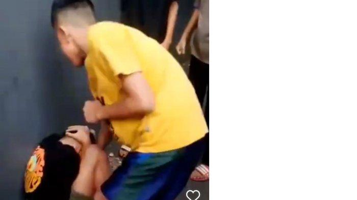 Tangkapan layar video perundungan anak SMP di kawasan Cicendo, Kota Bandung.