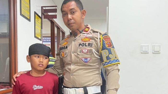 Abdul Rohman, bocah berusia delapan tahun tertinggal orang tuanya di Rest Area sementara Tol Cisumdawu, Sabtu (19/1/2025) petang.