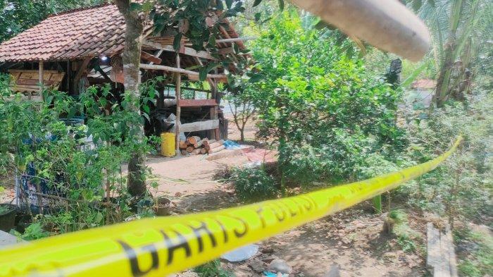 Tikar masih menutup tanah tempat bule AS habisi nyawa mertuanya di RT 05/02 Lingkungan Randegan, Desa Raharja Kecamatan Purwaharja, Kota Banjar, Senin (25/9/2034). Bule itu menghabisi nyawa mertuanya pada Minggu (24/9/2023) sekitar pukul 10.50 WIB.