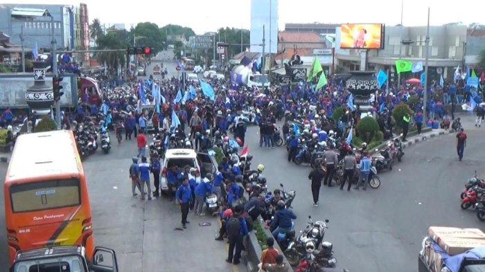 Ribuan buruh saat memblokade perempatan Sadang, Kabupaten Purwakarta, Jawa Barat, Rabu (29/11/2023). Aksi itu membuat jalan nasional Purwakarta-Bandung lumpuh.